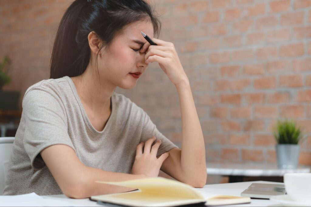 目頭を押さえる女性