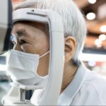 眼科で検査を受ける人
