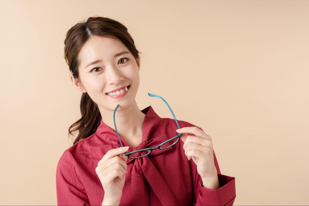 メガネを持った若い女性