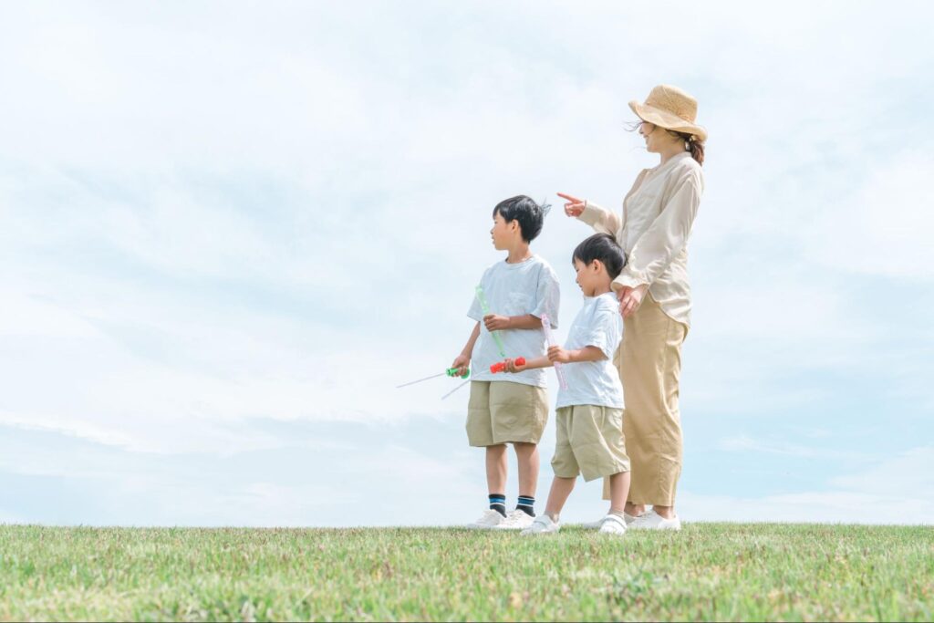 指を指すお母さんと子ども