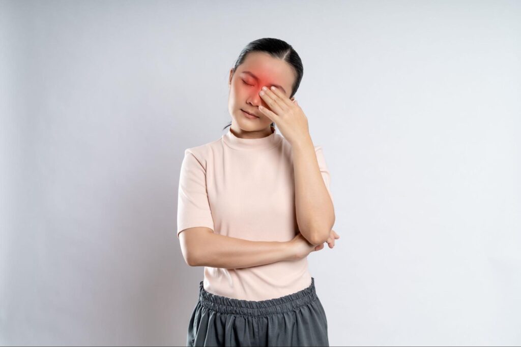 目元を押さえる女性