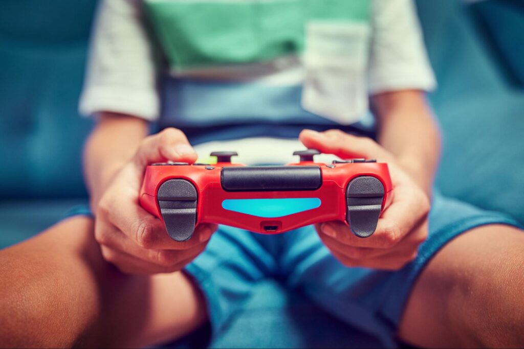 ゲームをやる子ども