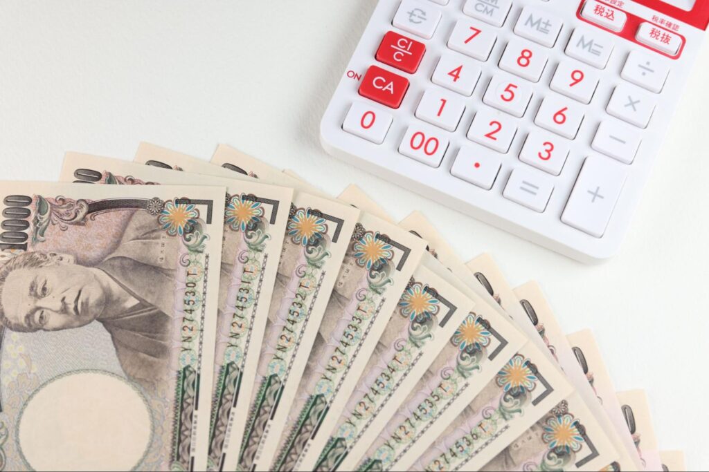 計算機と数枚の1万円札