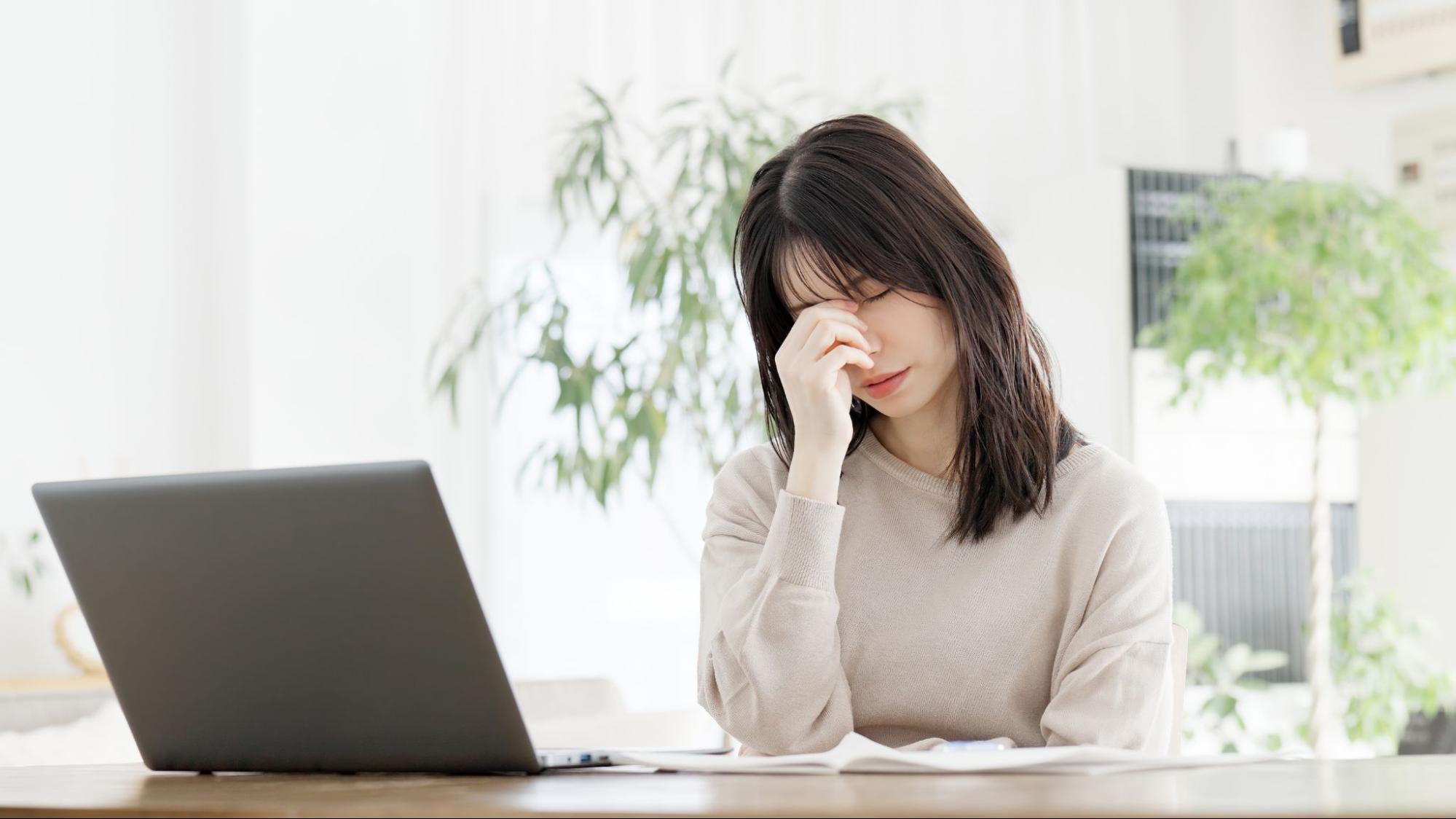 目を押さえているドライアイの女性