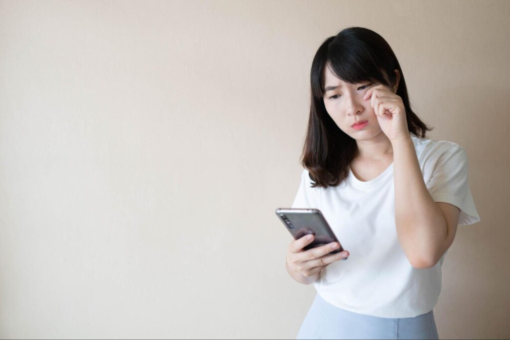 目を押さえているドライアイの女性