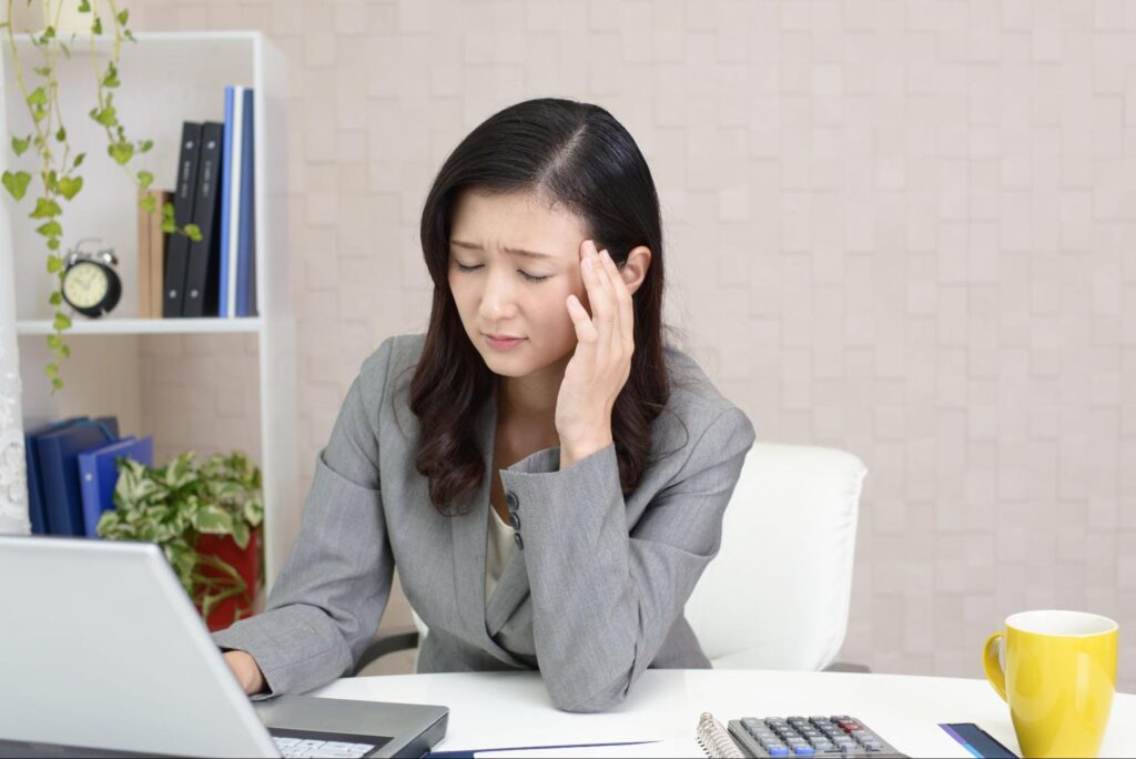 ドライアイによる頭痛に悩まされている女性