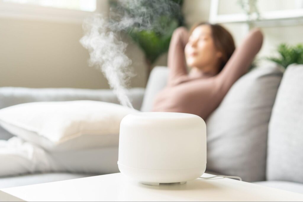 ドライアイ予防のため加湿器を使っている女性
